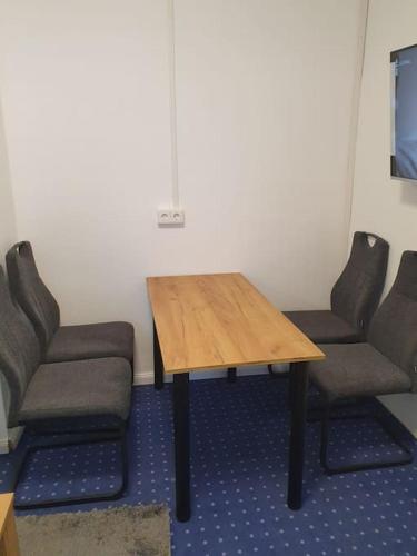 una sala riunioni con tavolo e 2 sedie di ST3 Apartment a Triberg