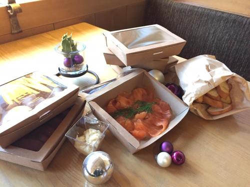 two boxes of food sitting on top of a table at Pension Lahn in Rablà