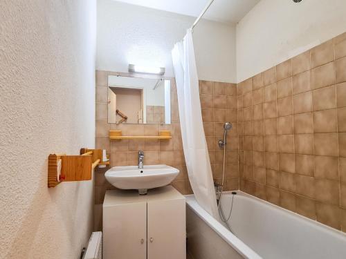 une salle de bain avec un lavabo, un miroir et une baignoire dans l'établissement Studio lumineux avec balcon Sud, centre station, 4 pers, casier à ski, proche pistes et commerces - FR-1-425-80, à Flaine