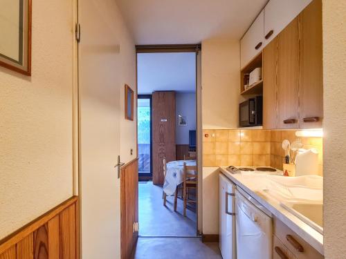 une cuisine avec un évier et un comptoir dans l'établissement Studio lumineux avec balcon Sud, centre station, 4 pers, casier à ski, proche pistes et commerces - FR-1-425-80, à Flaine