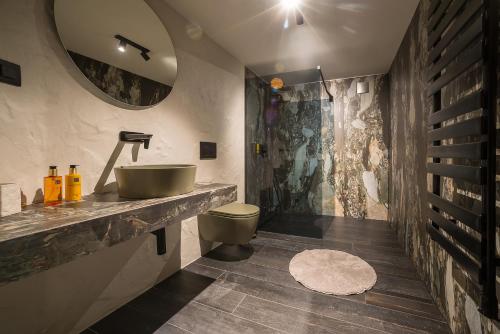 y baño con lavabo y aseo. en Villa Di Campagna, en Kotor
