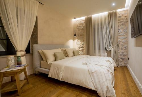1 dormitorio con 1 cama y 1 sofá en Villa Di Campagna, en Kotor