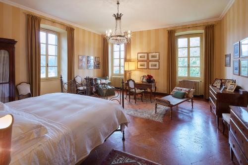 1 Schlafzimmer mit einem großen Bett und einem Esszimmer in der Unterkunft Villa Milesi in Franciacorta in Erbusco