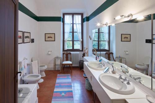a bathroom with two sinks and two toilets at Villa Milesi in Franciacorta in Erbusco