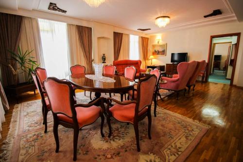 comedor con mesa y sillas en Hotel Metropol – Metropol Lake Resort en Ohrid
