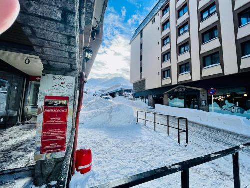 a snow covered street next to a building at Estudio Pas de la Casa Pie de pista-Vistas-Wiffi-Netfli HUT 7353 in Pas de la Casa