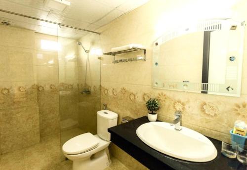 uma casa de banho com um WC, um lavatório e um chuveiro em Cherry Hotel em Sapa