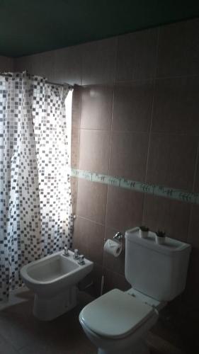 łazienka z toaletą i umywalką w obiekcie Lo de Tere P/8! w mieście Malargüe