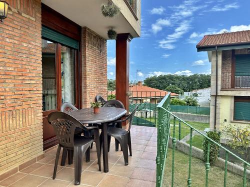 een patio met een tafel en stoelen op een balkon bij Las Pozas De Utienes - 7811 in Arnuero