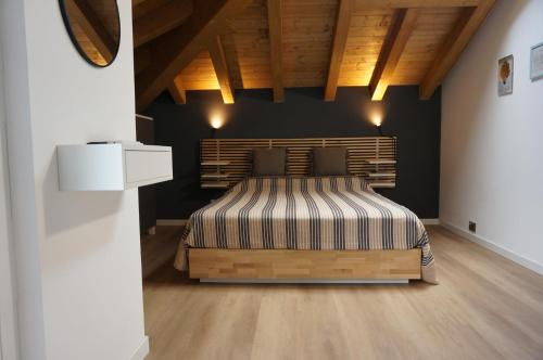 1 dormitorio con 1 cama con cabecero de madera en Green Stay Bergamo, en Bérgamo