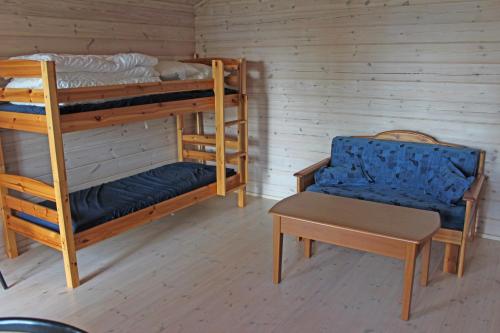ein Zimmer mit zwei Etagenbetten und einem Stuhl in der Unterkunft Skatafé in Skata