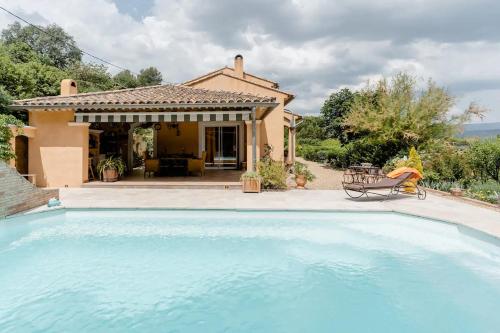 Πισίνα στο ή κοντά στο Agréable chambre d'hôtes avec piscine