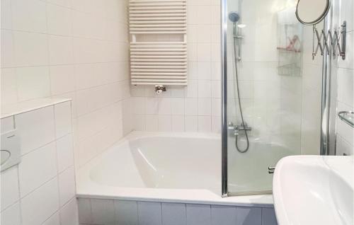 uma casa de banho branca com uma banheira e um lavatório em Bungalowpark Wijdland - Aak em Bunschoten