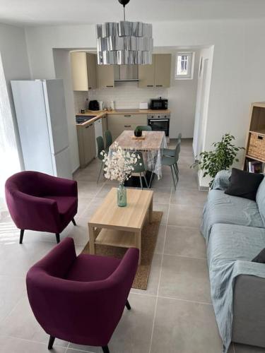 un salon avec un canapé, des chaises et une table dans l'établissement Maison de village en Provence, à Saint-Geniès-de-Comolas