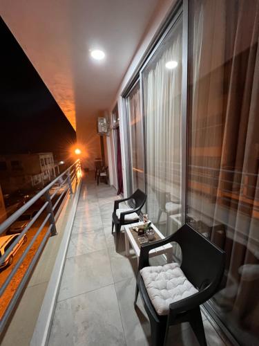 una sala de espera con 2 sillas y una ventana en Luxury Apartment in Elbasan, en Elbasan