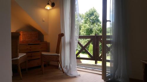 um quarto com uma janela com vista para uma varanda em Dolinka 