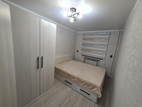 Кровать или кровати в номере 2х-ком Люкс в центре Шымкента Проспект Б Момышулы 4а