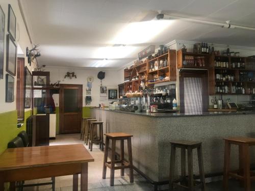 El salón o zona de bar de Hostal Parador Peñavera