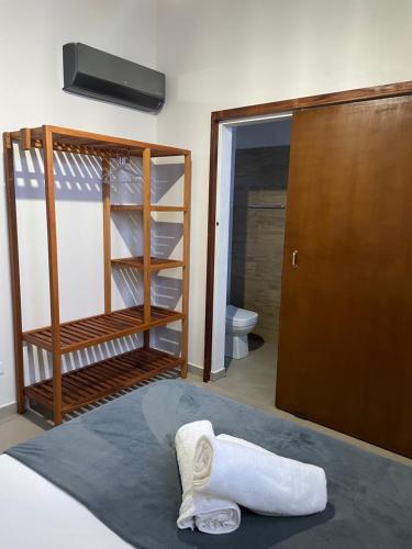 een kamer met een bed en een handdoek op de vloer bij Casa Belvedere com traslado incluso in Paraty
