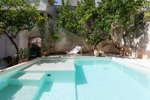 Palazzo storico con piscina nel borgo antico m600