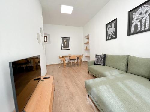 ein Wohnzimmer mit Sofa und Tisch in der Unterkunft Apartamenty Drukarnia in Toruń