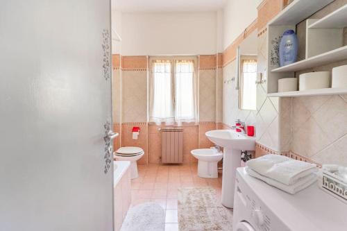 łazienka z toaletą i umywalką w obiekcie Come A Casa w mieście Ostia