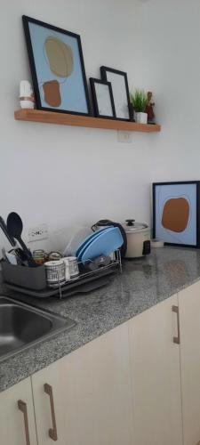 大雅台Condo Unit at Cool Suites SMDC Wind Tagaytay的带水槽和微波炉的厨房柜台