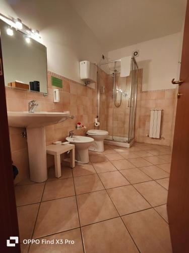 a bathroom with a sink and a toilet and a shower at Camere Rufino A POCHI CHILOMETRI DAL CENTRO DI PERUGIA E DA ASSISI in Collestrada