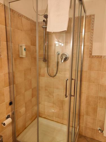 a shower with a glass door in a bathroom at Camere Rufino A POCHI CHILOMETRI DAL CENTRO DI PERUGIA E DA ASSISI in Collestrada