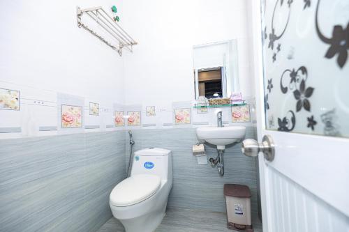uma casa de banho com um WC e um lavatório em Ciao Hồng Phúc Hotel em Quy Nhon