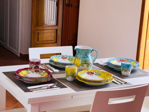 una mesa con platos y vasos encima en Casa Mercurio, en Scala