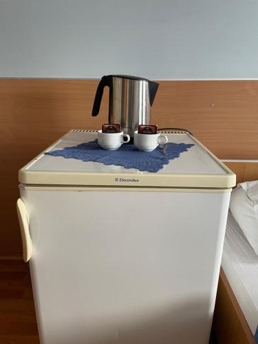 a tea kettle sitting on top of a stove at CBC Pokoje Hotelowe in Starogard Gdański