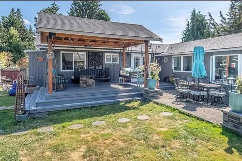 een achtertuin met een houten pergola en een patio bij PNW Home With Private Outdoor Getaway Space. in Des Moines