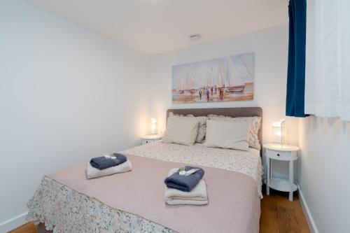 Ένα ή περισσότερα κρεβάτια σε δωμάτιο στο Kuća za odmor Belota Pag