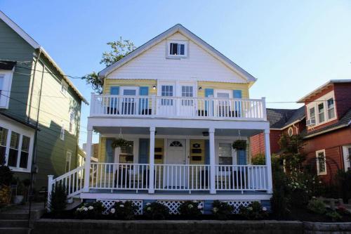 Casa blanca y amarilla con porche blanco en The Clark - Suite 2W - Ocean Grove near Asbury, en Ocean Grove