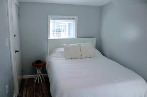 1 dormitorio con 1 cama blanca y 2 almohadas en The Clark - Suite 2W - Ocean Grove near Asbury, en Ocean Grove