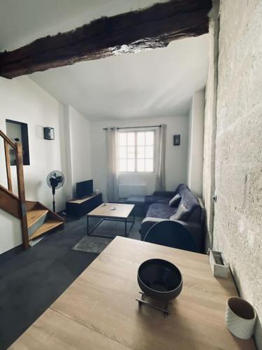 un salon avec un canapé et une table dans l'établissement Maison de ville en plein cœur d'Avignon Intramuros, à Avignon