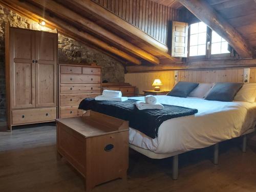 ein Schlafzimmer mit einem großen Bett im Dachgeschoss in der Unterkunft La Fontina de Tene in Tene