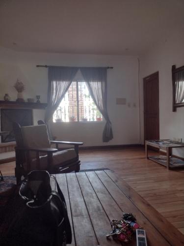 - un salon avec un canapé et une fenêtre dans l'établissement LA MAMA, à Mercedes