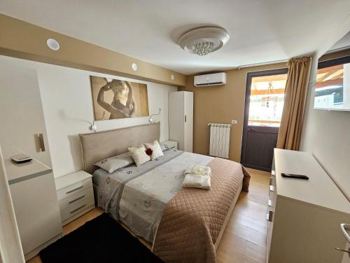 - une chambre avec un lit et une grande fenêtre dans l'établissement Villa Acqua Dolce, à Taurisano