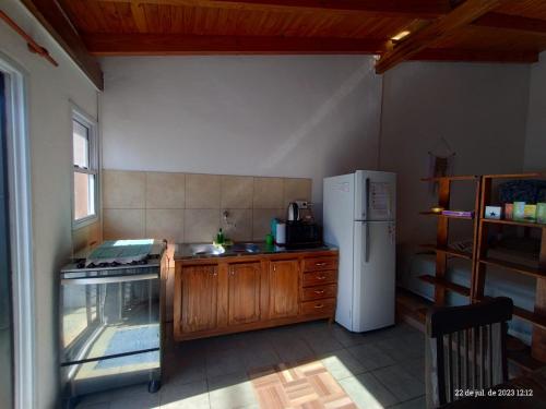 una cucina con frigorifero bianco e piano cottura di Departamento monoambiente hasta 4 personas- Maragus2 a Posadas