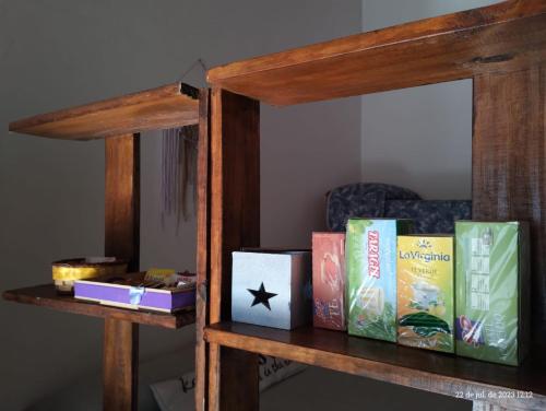 un estante de libros con libros y cajas. en Departamento monoambiente hasta 4 personas- Maragus2 en Posadas