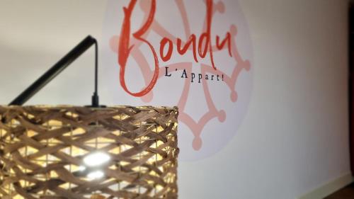 Un certificado, premio, letrero u otro documento en Boudu L'Appart ! Le Charme unique en hyper centre