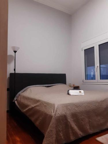una camera con letto e finestra di XANTHI'S 4 LIVING ad Atene