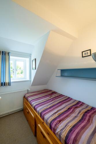 a bedroom with a bed and a window at Ferienhaus Midlum in Midlum