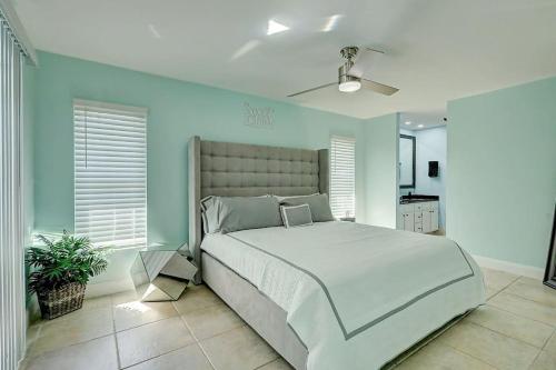 1 dormitorio con 1 cama grande en una habitación en Chateau Grove, en Port Saint Lucie