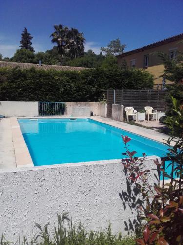 una gran piscina azul en un patio en appt de 70m2, a 4 km la plage, en Saint-Paul-de-Vence