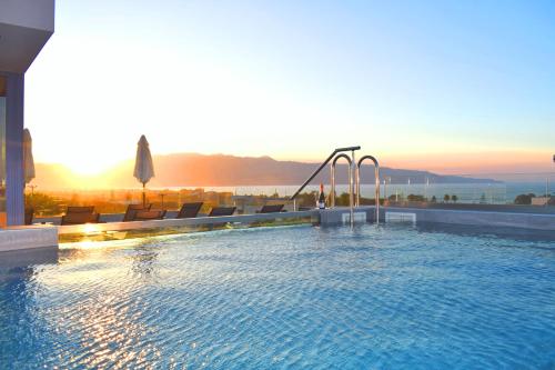 Naval villa-Panoramic villa with heated pool on the roof