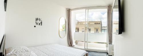 a room with a window with a bed and a view at Lumineux 2 pièces proche Paris et Eurodisney in Villemomble