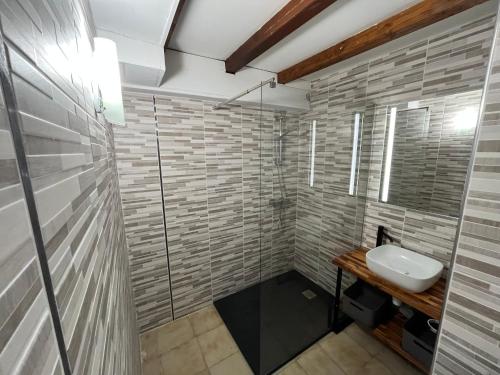 une salle de bain avec toilettes, lavabo et douche dans l'établissement Appartement au lac du laouzas, à Nages